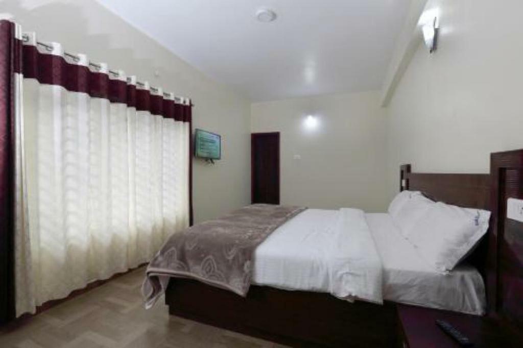 Pine Hill Suites Udagamandalam Exterior foto